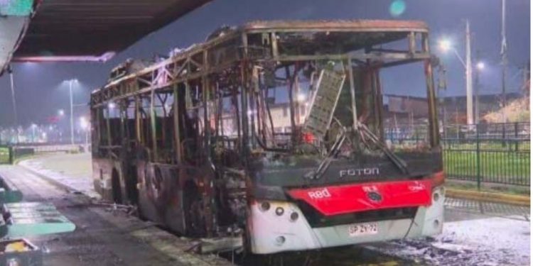 Queman bus del transporte público en Pedro Aguirre Cerda y dejan panfletos alusivos a causas anarquistas