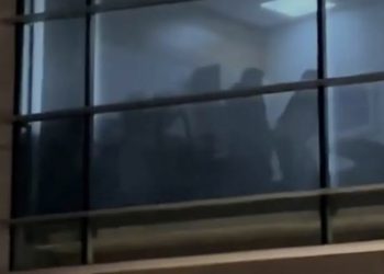 Alcaldesa de Vitacura anuncia suspensión de dos funcionarios tras video sexual en oficinas