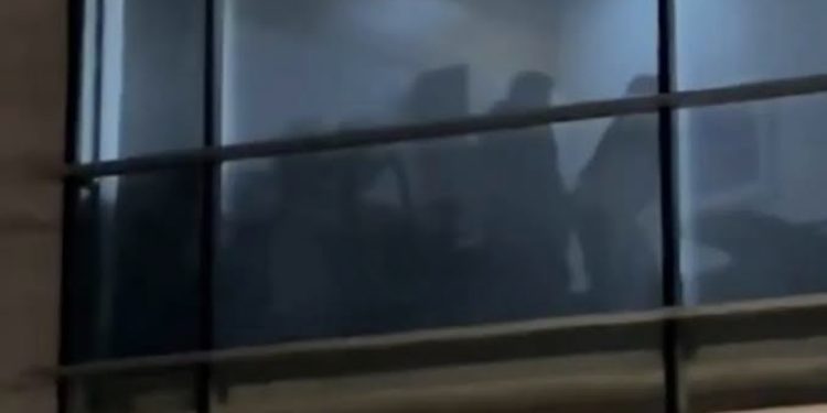 Alcaldesa de Vitacura anuncia suspensión de dos funcionarios tras video sexual en oficinas