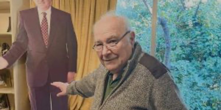 Alcaldesa de Vitacura anuncia suspensión de dos funcionarios tras video sexual en oficinas