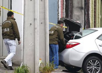 Colisión entre microbús y automóvil deja seis heridos en calle Arlegui