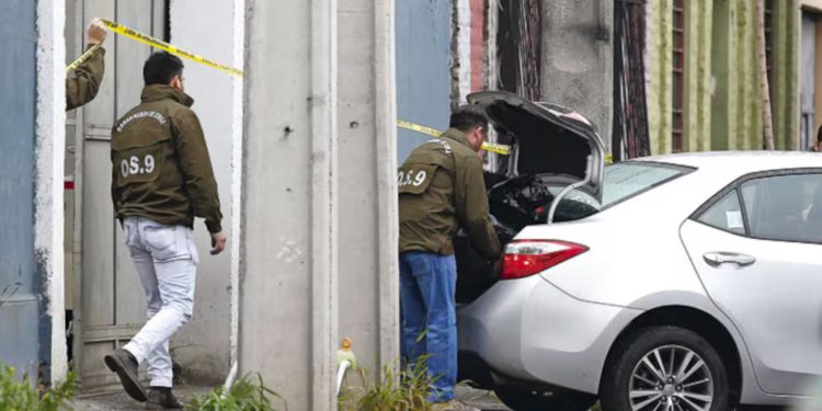 Colisión entre microbús y automóvil deja seis heridos en calle Arlegui