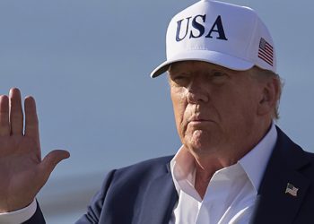 Colisión entre microbús y automóvil deja seis heridos en calle Arlegui