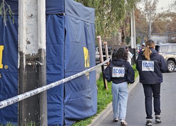 Colisión entre microbús y automóvil deja seis heridos en calle Arlegui