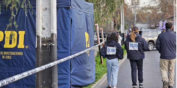 Colisión entre microbús y automóvil deja seis heridos en calle Arlegui