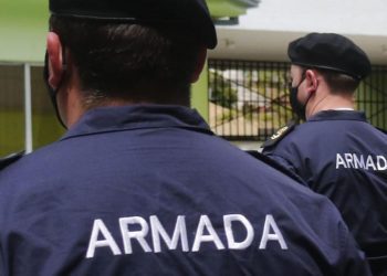 Colisión entre microbús y automóvil deja seis heridos en calle Arlegui