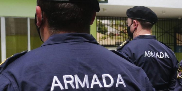 Colisión entre microbús y automóvil deja seis heridos en calle Arlegui
