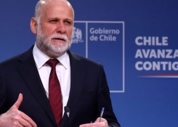 Colisión entre microbús y automóvil deja seis heridos en calle Arlegui