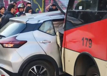 Colisión entre microbús y automóvil deja seis heridos en calle Arlegui