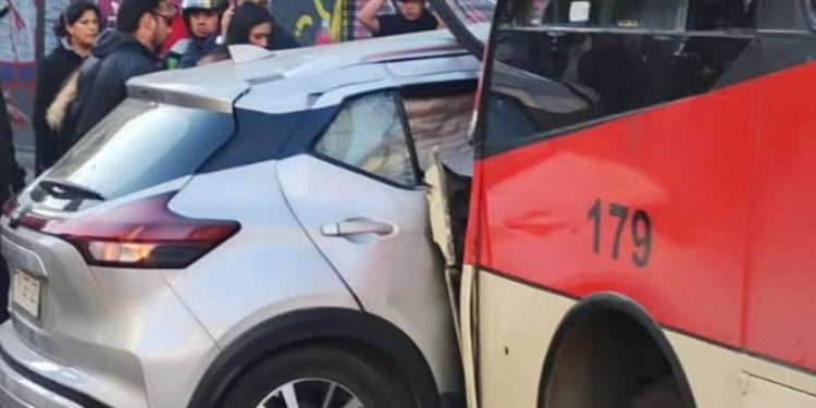 Colisión entre microbús y automóvil deja seis heridos en calle Arlegui
