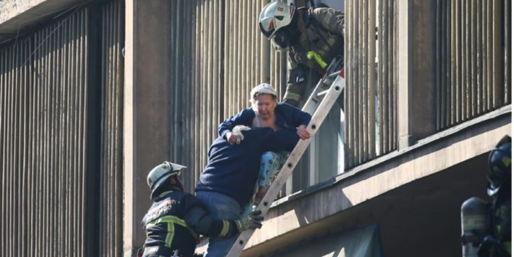 Incendio en Santiago provoca atrapados, heridos y la evacuación de jardín infantil