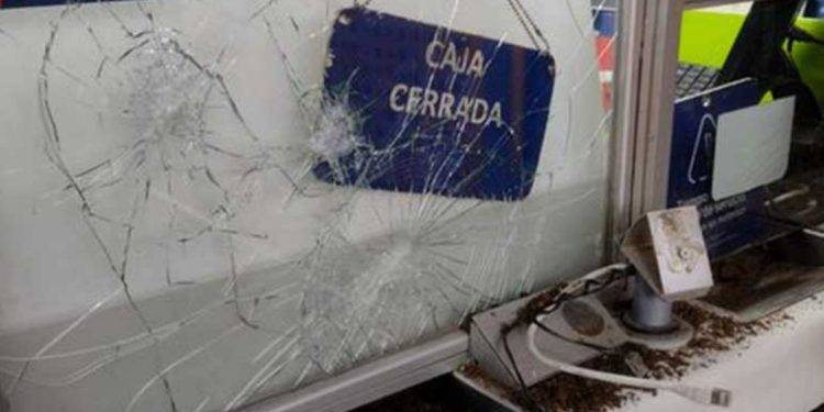 Instruyen sumario administrativo por mancha de petróleo en caleta El Membrillo