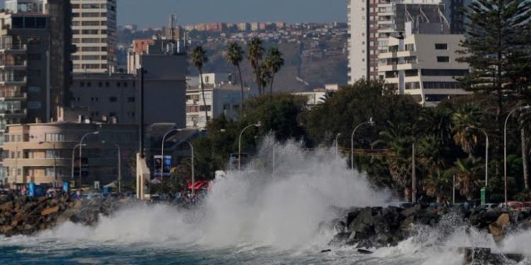 Alerta de marejadas para gran parte de la costa chilena