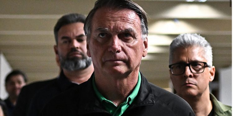 Justicia de Brasil impone a Bolsonaro la tobillera electrónica y le prohíbe usar redes sociales