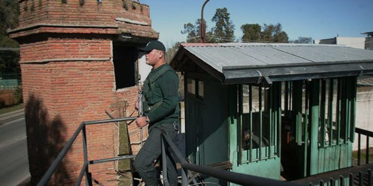 Reo muere tras recibir golpiza por parte de otros internos en cárcel de Curicó