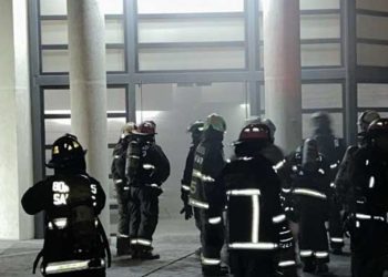 Incendio en subterráneo de edificio en Recoleta obliga a evacuar a 200 departamentos