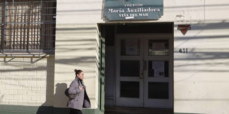 700 alumnos quedarían sin sede por grave crisis de colegio María Auxiliadora en Viña