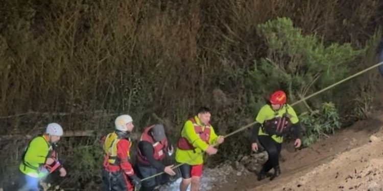 Operativo nocturno salva a tres kayakistas atrapados en el río Aconcagua en Concón