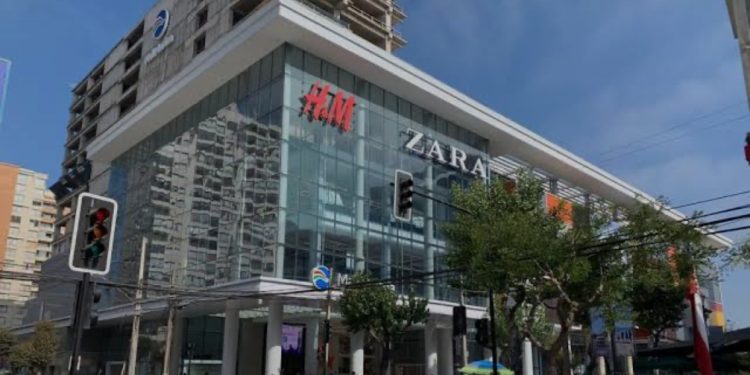 Familia presenta demanda por $600 millones contra Mall de Viña del Mar por accidente que casi le cuesta la mano a una niña escalera