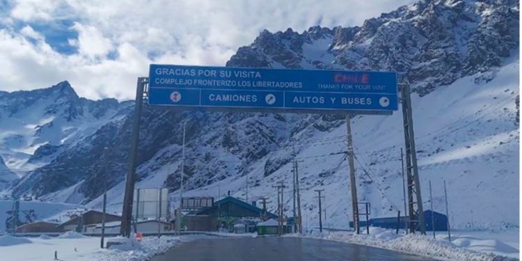 Encuentran automóvil quemado que sería del hombre asesinado en su casa en Curacaví