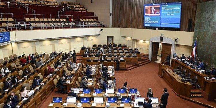 Encuentran automóvil quemado que sería del hombre asesinado en su casa en Curacaví