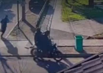 Motochorros asaltan a comerciante extranjero de Meiggs y le roban $100 millones