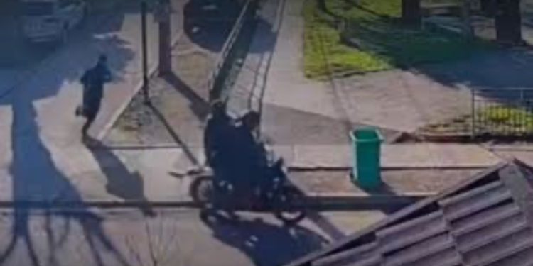 Motochorros asaltan a comerciante extranjero de Meiggs y le roban $100 millones