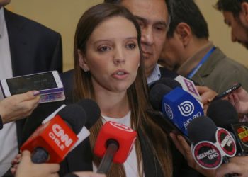 Diputada Camila Flores critica al gobierno por «rendir honores a un criminal con recursos públicos» en Valparaíso