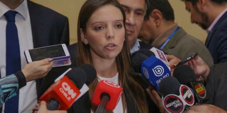 Diputada Camila Flores critica al gobierno por «rendir honores a un criminal con recursos públicos» en Valparaíso