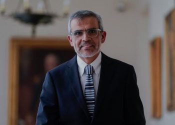 Acogen a tramitación denuncia contra ministro Luis Cordero por caso de falsa exonerada