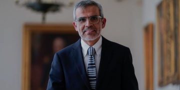 Acogen a tramitación denuncia contra ministro Luis Cordero por caso de falsa exonerada