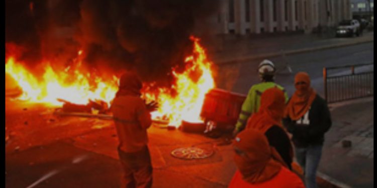 Críticas a portuarios que instalaron barricadas incendiarias en Valparaíso