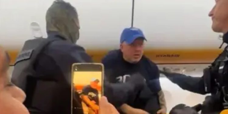 Vuelo Londres-Alicante aterriza de emergencia tras disturbios de pasajeros que realizaban una despedida de soltero