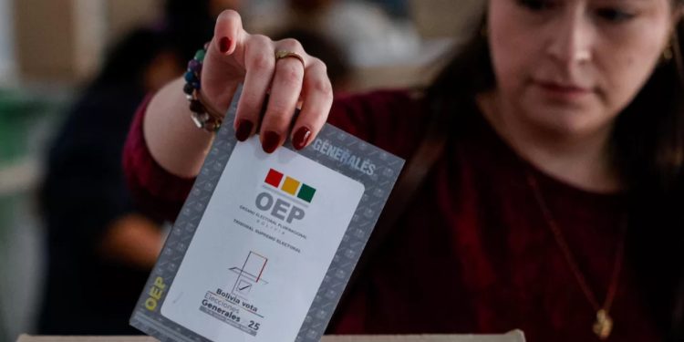 Bolivia elige presidente este domingo en segunda vuelta entre opositores, en medio de crisis económica