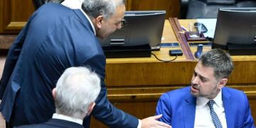 Tenso cruce entre diputado Daniel Manouchehri y senador Fidel Espinoza en acusación contra Ulloa