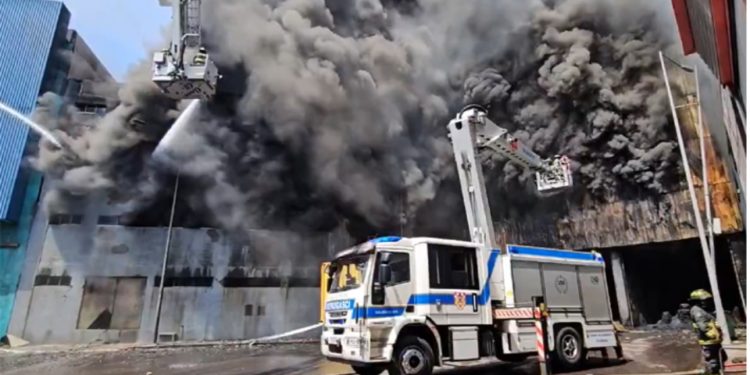 Suspenden clases en sectores de Iquique y Alto Hospicio por incendio en la Zofri