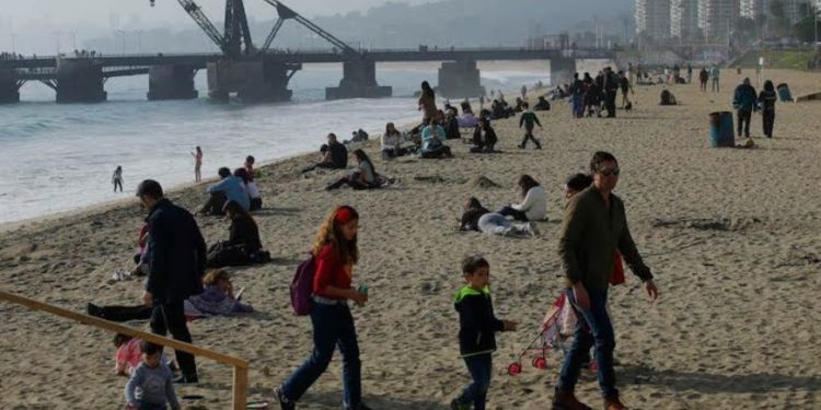 Suspenden clases en sectores de Iquique y Alto Hospicio por incendio en la Zofri