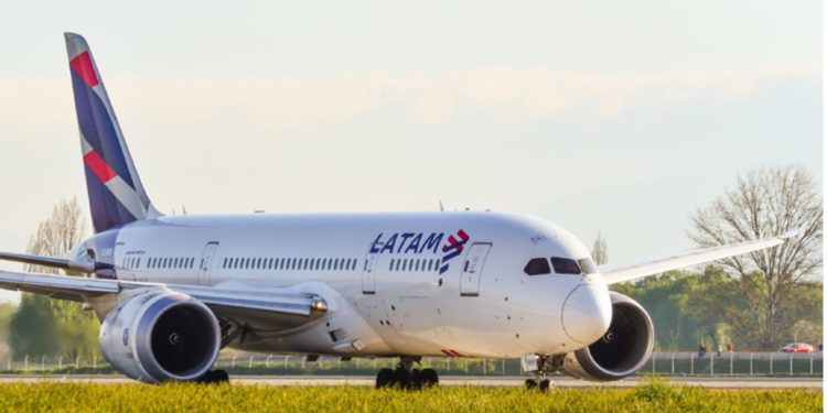 Comienza el paro de pilotos de Latam tras fallida negociación y aerolínea reprograma vuelos