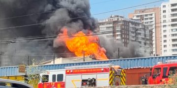 Incendio afecta al menos a cuatro locales comerciales en Viña del Mar