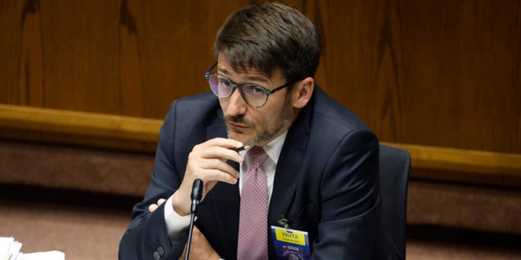 Diputado Daniel Manouchehri (PS) arrojó billete a Araya (republicano) en medio de punto de prensa: «Ahí tiene plata»