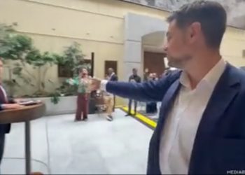 Diputado Daniel Manouchehri (PS) arrojó billete a Araya (republicano) en medio de punto de prensa: «Ahí tiene plata»