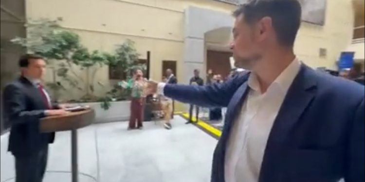 Diputado Daniel Manouchehri (PS) arrojó billete a Araya (republicano) en medio de punto de prensa: «Ahí tiene plata»