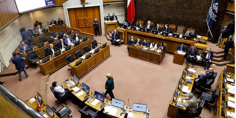 Admiten querella por injurias interpuesta por Senador Fidel Espinoza contra Diputado Manouchehri