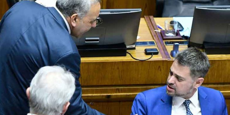 Admiten querella por injurias interpuesta por Senador Fidel Espinoza contra Diputado Manouchehri