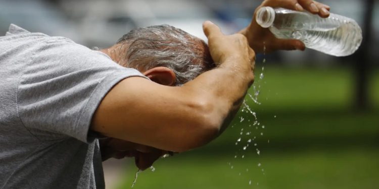 Golpes de calor en adultos mayores: cómo prevenir este riesgo silencioso que amenaza a más de un millón de personas en Chile