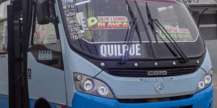 Pasajero murió al interior de microbús en pleno centro de Quilpué