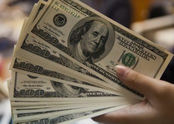 Dólar baja de la barrera de los $900 y cae a su menor nivel en 19 meses