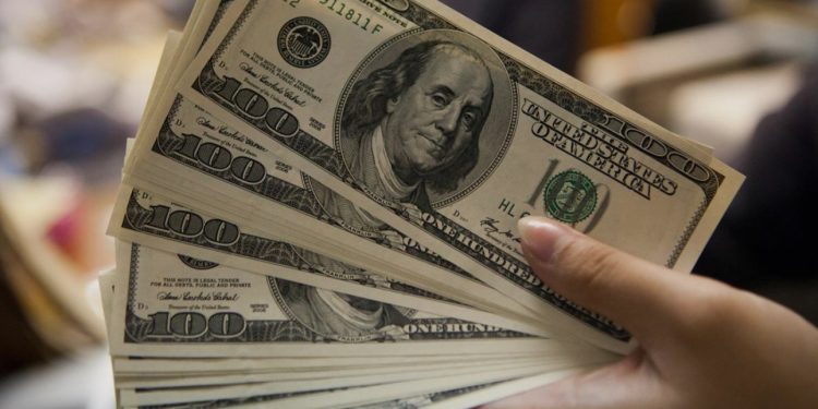 Dólar baja de la barrera de los $900 y cae a su menor nivel en 19 meses