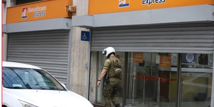 Frustran robo en sucursal de Banco Estado en Avenida Argentina de Valparaíso