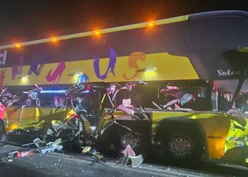Dos fallecidos y 9 heridos deja accidente en Arica tras impacto de bus con camión